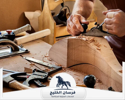 نجار ام القيوين 0547761153 فرسان الخليج نجار في أم القيوين ينحت الخشب بدقة لتنفيذ أعمال تفصيل وتشطيب احترافية.