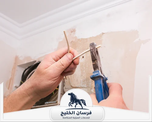 كهربائي فلل في راس الخيمة - فرسان الخليج كهربائي منازل يجهز أطراف السلك قبل توصيله داخل الجدار.
