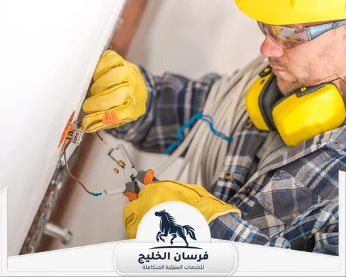 كهربائي فلل في الشارقة 0547761153 فرسان الخليج كهربائي يفحص توصيلات الأسلاك قبل تركيب مفتاح أو مقبس جديد.