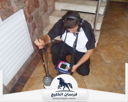 شركة كشف تسربات المياه في الفجيرة 0547761153 فرسان الخليج فني يستخدم جهازًا صوتيًا للكشف عن تسرب المياه أسفل أرضية المنزل.