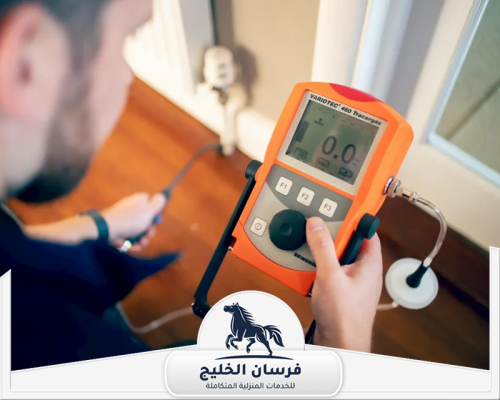 اصلاح تسربات المياه في الفجيرة 0547761153 فرسان الخليج فني يستخدم جهازًا رقميًا للكشف عن تسرب المياه داخل المنزل.