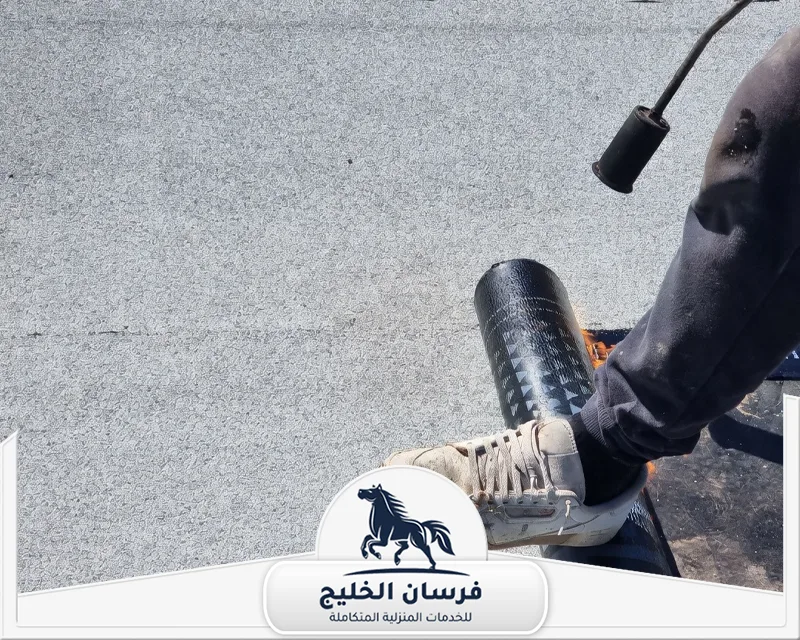 عزل الاسطح من الماء في راس الخيمة - فرسان الخليج صورة توضح مرحلة تركيب رول العزل المائي على سطح المبنى بطريقة احترافية.