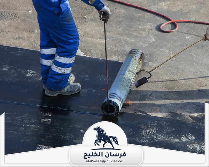 عزل مائي للاسطح في الشارقة - فرسان الخليج عزل سطح المبنى بطبقات حماية مقاومة للمياه والرطوبة لزيادة عمر السطح.