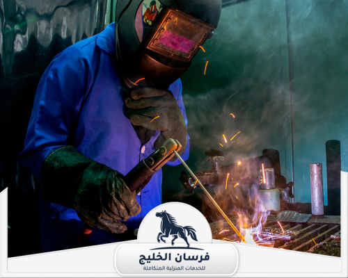 احسن حداد في الشارقة 0547761153 فرسان الخليج عامل لحام يستخدم القطب الكهربائي لربط القطع الحديدية بدقة.