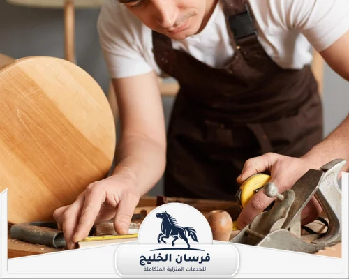 احسن نجار في دبي 0547761153 فرسان الخليج نجار يعمل على تجهيز قطعة أثاث خشبية باستخدام أدوات يدوية دقيقة.