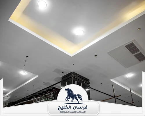 أفضل شركة جبس بورد في عجمان - فرسان الخليج تركيب أسقف جبس بورد حديثة بإضاءة موزعة بشكل هندسي أنيق