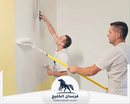 صباغ رخيص في دبي 0547761153 فرسان الخليج فنيان صبغ يعملان على طلاء جدار داخلي للحصول على تشطيب متناسق.