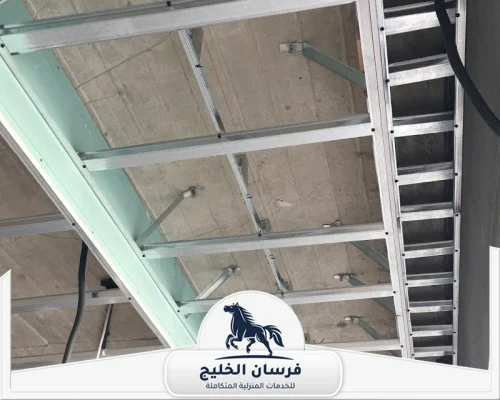 شركة تركيب جبس بورد في عجمان - فرسان الخليج تركيب شاسيه جبس بورد للأسقف مع تثبيت دقيق للهياكل