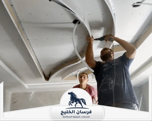 عمال جبس بورد في عجمان - فرسان الخليج أعمال جبس بورد للأسقف أثناء مرحلة التشكيل والبناء الداخلي