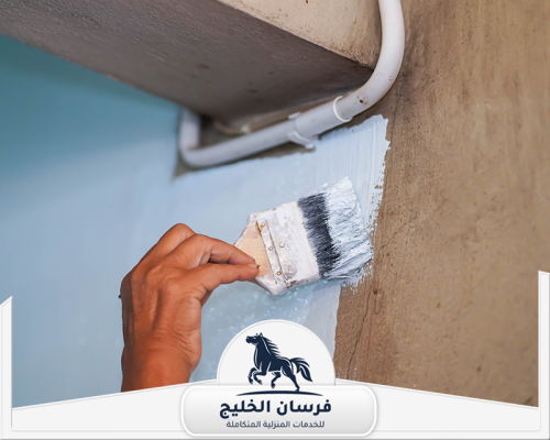 رقم صباغ في دبي 0547761153 فرسان الخليج أعمال صبغ دقيقة حول المواسير والزوايا باستخدام فرشاة يدوية.