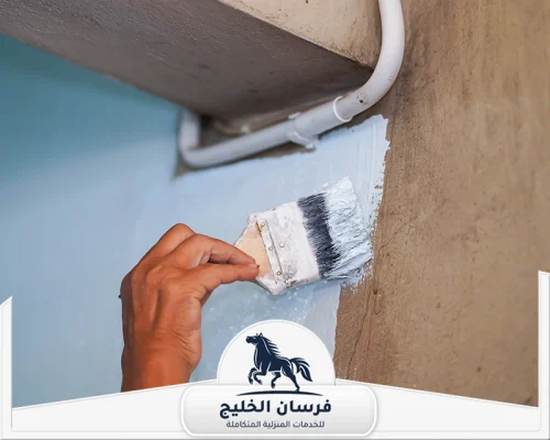 رقم صباغ في دبي 0547761153 فرسان الخليج أعمال صبغ دقيقة حول المواسير والزوايا باستخدام فرشاة يدوية.
