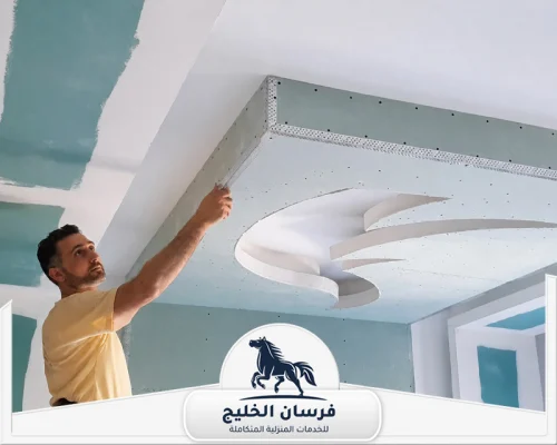 تصميم جبس بورد في عجمان - فرسان الخليج تركيب ألواح جبس بورد للأسقف أثناء مرحلة التشطيب والتشكيل