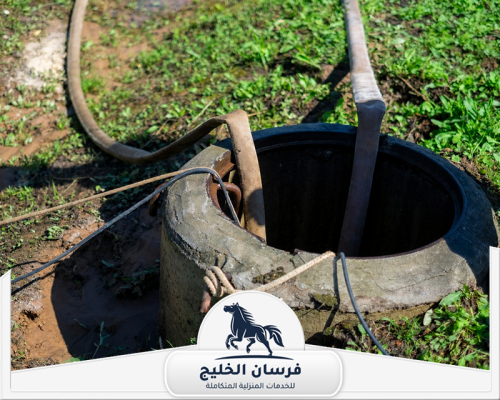 شركة تسليك مجاري في دبي 0547761153 فرسان الخليج غرفة تفتيش صرف صحي مفتوحة أثناء تجهيز أعمال تسليك المجاري.