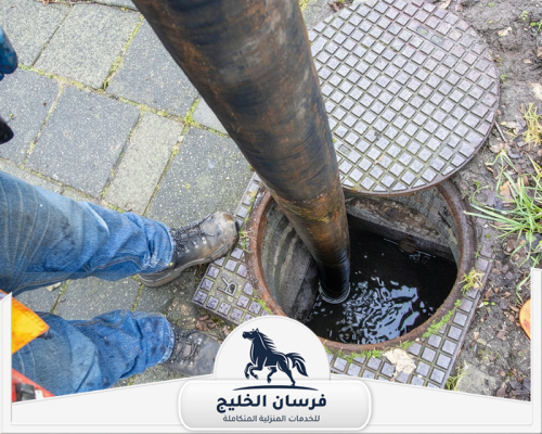 شركة شفط بيارات في دبي 0547761153 فرسان الخليج خرطوم شفط داخل فتحة صرف مفتوحة لتنفيذ أعمال تنظيف المجاري.