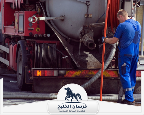 تسليك مجاري الحمامات في دبي 0547761153 فرسان الخليج فني تنظيف مجاري يستخدم خرطوم شفط متصل بسيارة صيانة صرف صحي.