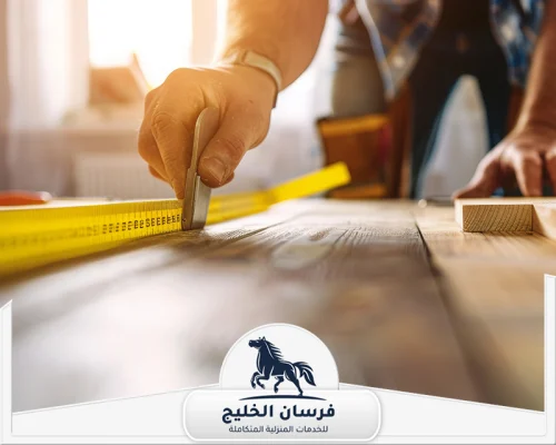 منجرة خشب في الشارقة - فرسان الخليج فني نجارة يقيس اللوح الخشبي بعناية لضمان تنفيذ المقاسات المطلوبة.